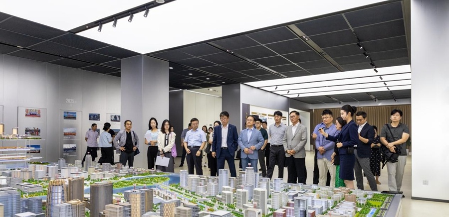 Korean business representatives viewing a model of Xiong’an’s urban development