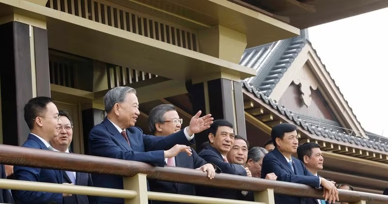 Vietnamese delegation viewing Xiong’an from an outdoor terrace