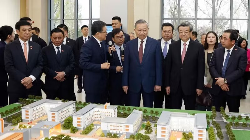 General Secretary and President To Lam viewing a model during his visit to Xiong’an